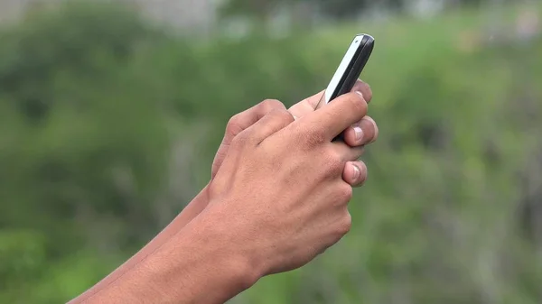 Persona Sosteniendo Teléfono Celular Mensajes Texto — Foto de Stock