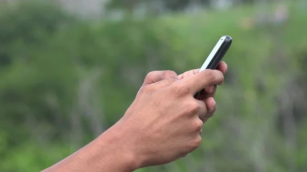 Personas Que Usan Teléfono Inteligente Para Enviar Mensajes Texto Navegar — Foto de Stock