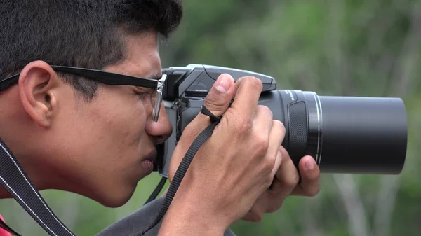 Teenager Junge mit Fotokamera — Stockfoto