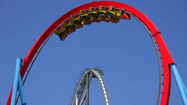 Zwei Achterbahnen Freizeitpark — Stockfoto