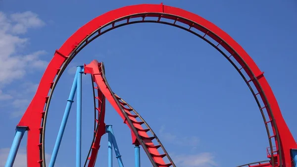 Achterbahn im Freizeitpark — Stockfoto