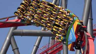 İnsanlar üzerinde rulo bardak sürme