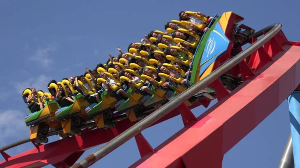 Roller Coaster Binmek Insanlar — Stok fotoğraf
