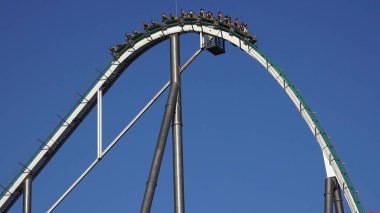 İnsanlar üzerinde Roller Coaster Ride heyecan