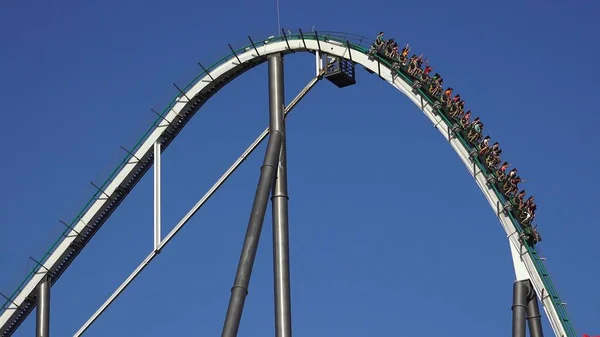 Nsanlar Üzerinde Roller Coaster Ride Heyecan — Stok fotoğraf