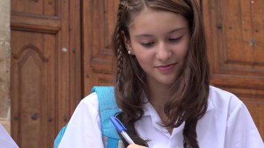 Mutlu kız öğrenci yazma