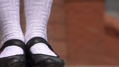 Siyah ayakkabı, beyaz çorap giyen erkek