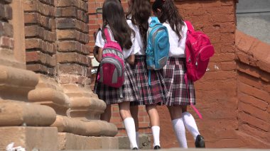 Sırt çantaları ile kız öğrenci