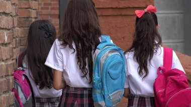 Sırt çantaları ile kız Teen öğrenci