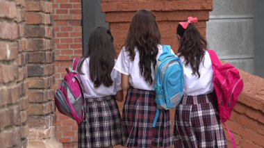 Sırt çantaları ile kız Teen öğrenci