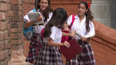 Acele ve aceleyle kız öğrenci