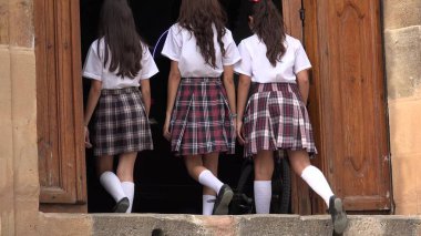 Katolik Okulu Girls girin ve kiliseyi terk