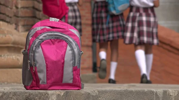 Rucksack und Studentinnen zu Fuß — Stockfoto