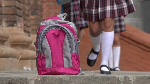 Estudiante femenina olvida mochila — Foto de Stock