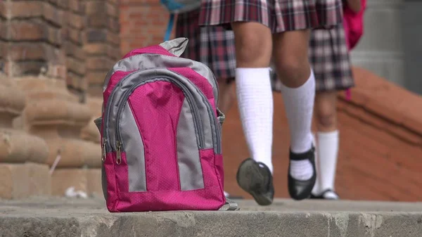 Estudante do sexo feminino esquece mochila — Fotografia de Stock