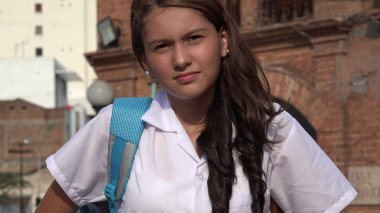 Mutsuz ve ciddi bir kız