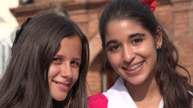 gülümseyerek mutlu arkadaşlar