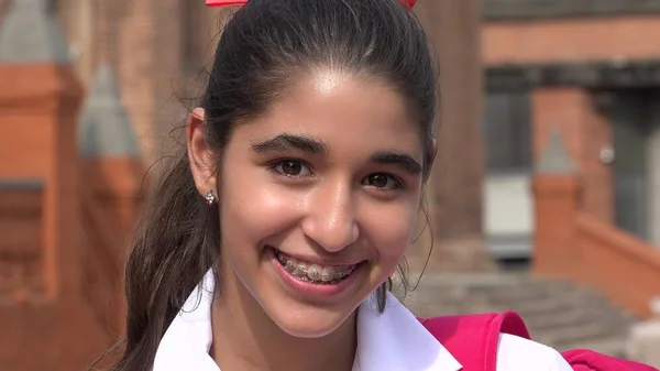 Diş telleri ile gülümseyen genç kız