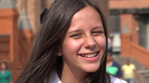 Felice giovanissima ragazza con lungo capelli — Foto Stock