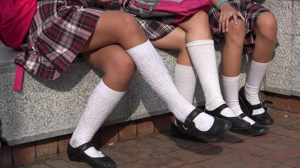 Flickor som bär kjol och vita strumpor — Stockfoto