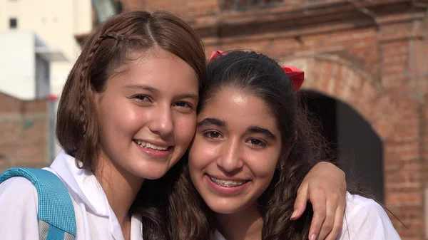 Χαμογελαστά κορίτσια ευτυχείς φίλοι — Φωτογραφία Αρχείου