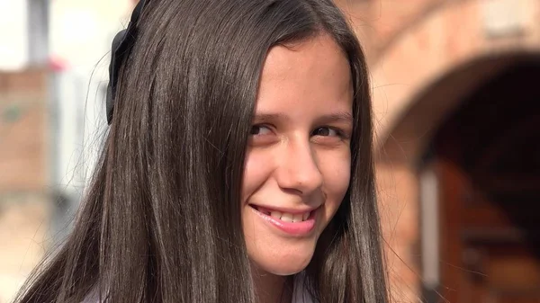 Sorridente giovanissima ragazza con lungo capelli — Foto Stock