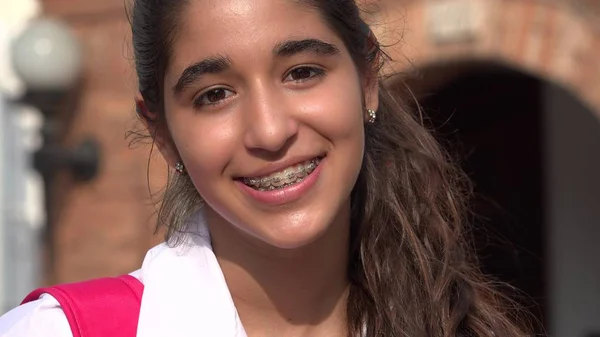 Diş telleri ile gülümseyen güzel genç kız