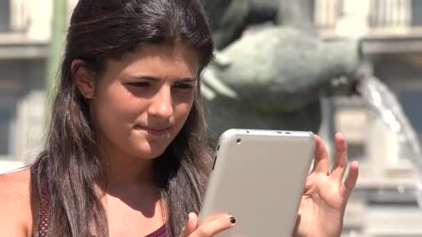 Žena používající zařízení tablet — Stock video