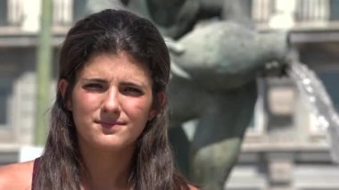 Genç ve güzel İspanyolca kadın