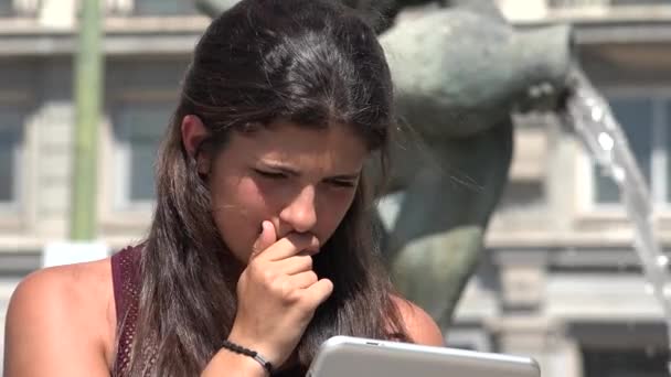 Düşünme ve Tablet kullanırken karışık kadın — Stok video