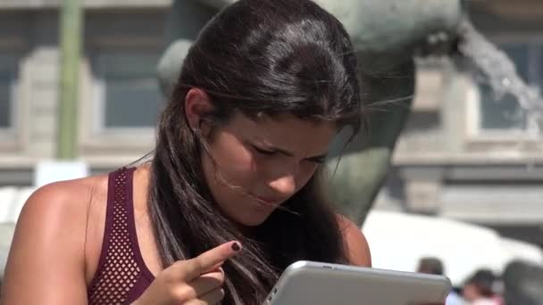 Mujer molesta con la tableta rota — Vídeos de Stock