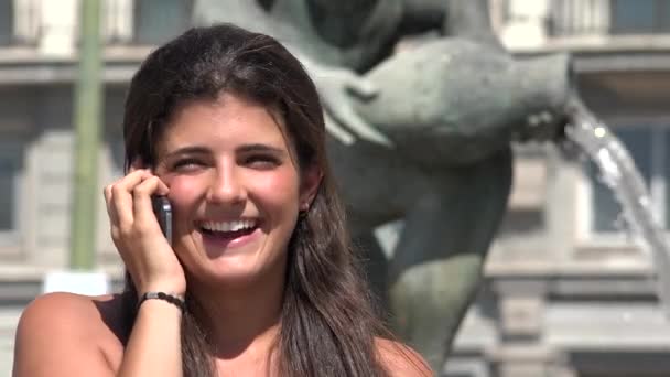 Mujer feliz hablando en el celular — Vídeo de stock