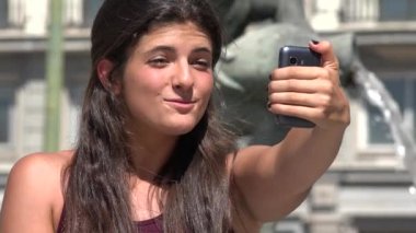 genç kadın alarak selfies