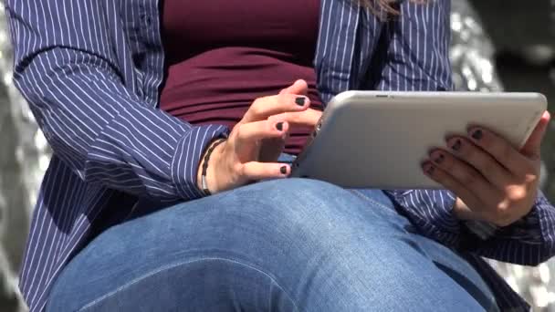 Femme utilisant un appareil intelligent ou une tablette — Video