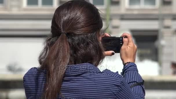 Mujer tomando fotos con cámara — Vídeo de stock