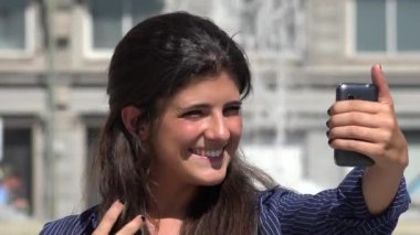 Gülümseyen kentsel kadın Selfie