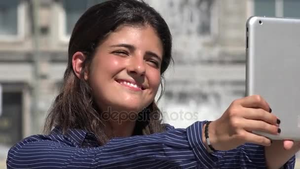 Mulher bonito tomando selfie com comprimido — Vídeo de Stock