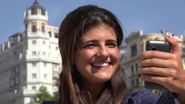 Женский туристический селфи в Европе — стоковое видео