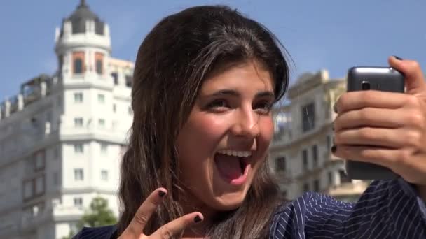 Kvinnan tar selfie på semester — Stockvideo