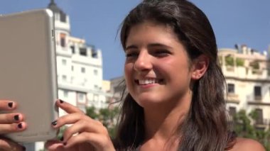 Tablet ile filme turist kadın