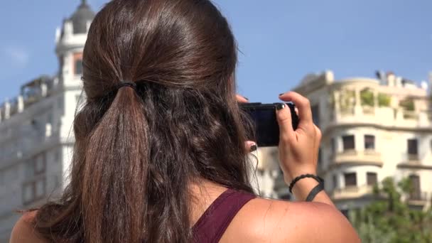 Турист фотографирует с помощью цифровой камеры — стоковое видео