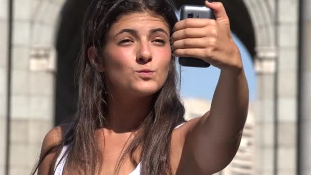 Donna in vacanza prendendo selfie — Video Stock