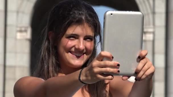 Turismo Mulher Selfie com Tablet — Vídeo de Stock