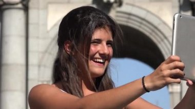 Mutlu kadın turist Tablet ile Video kayıt