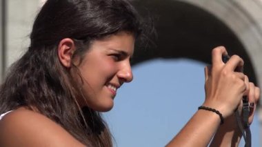 Dijital kamera fotoğraf çekmek kullanan kadın