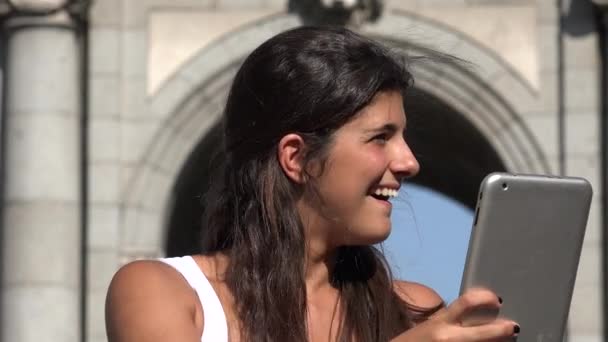 Γυναίκα χρησιμοποιώντας Tablet στις διακοπές — Αρχείο Βίντεο