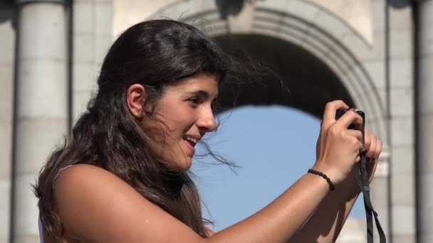 Femme prenant des photos de vacances — Video