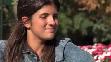 Mutlu kadın açık havada Park