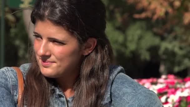 Mujer sonriente Primavera o Verano — Vídeo de stock