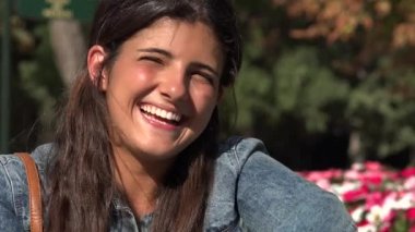 Gülümseyen kadın mutlu erkek